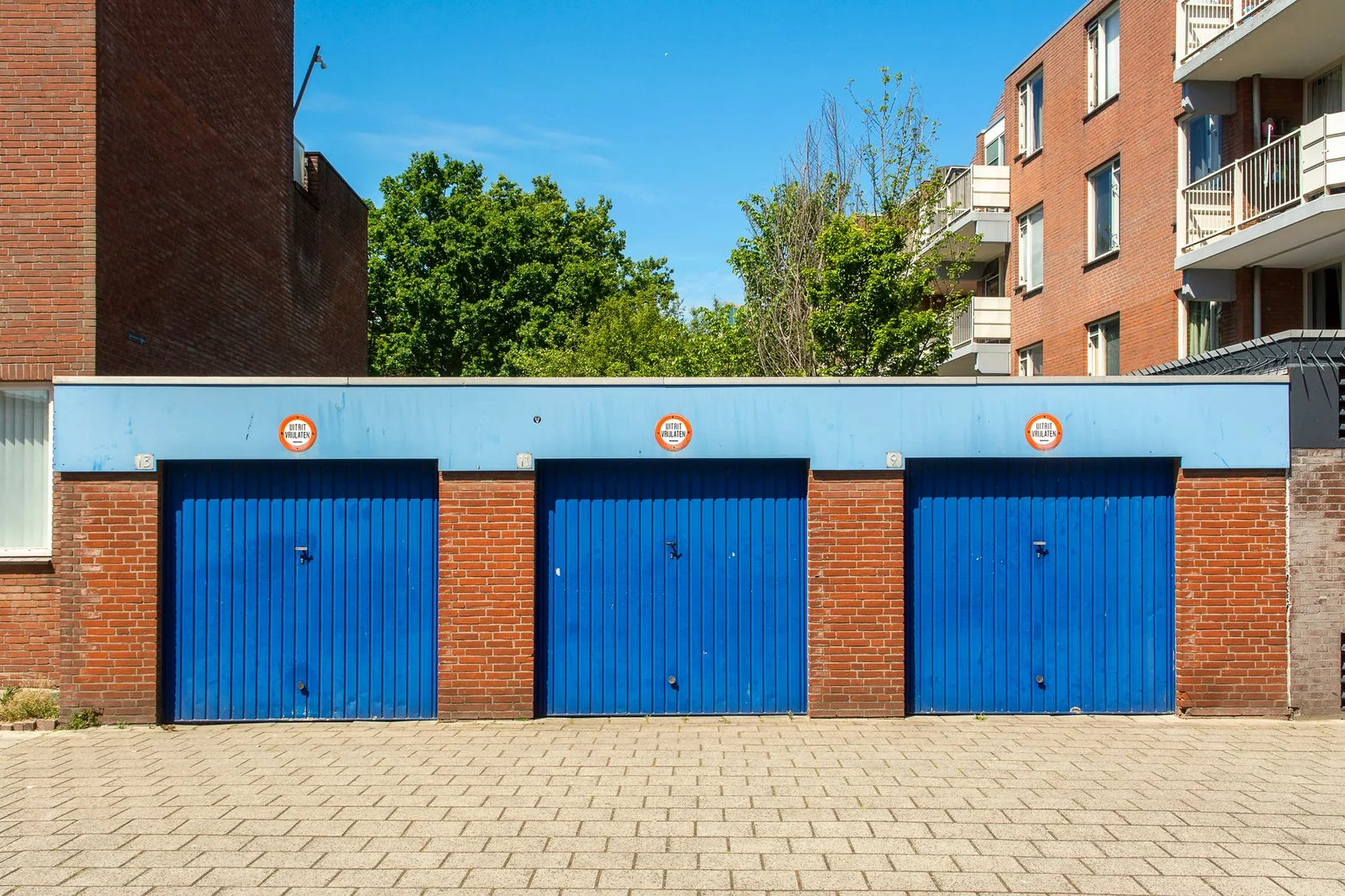 Box de stockage fermé dans une résidence, éclairage naturel