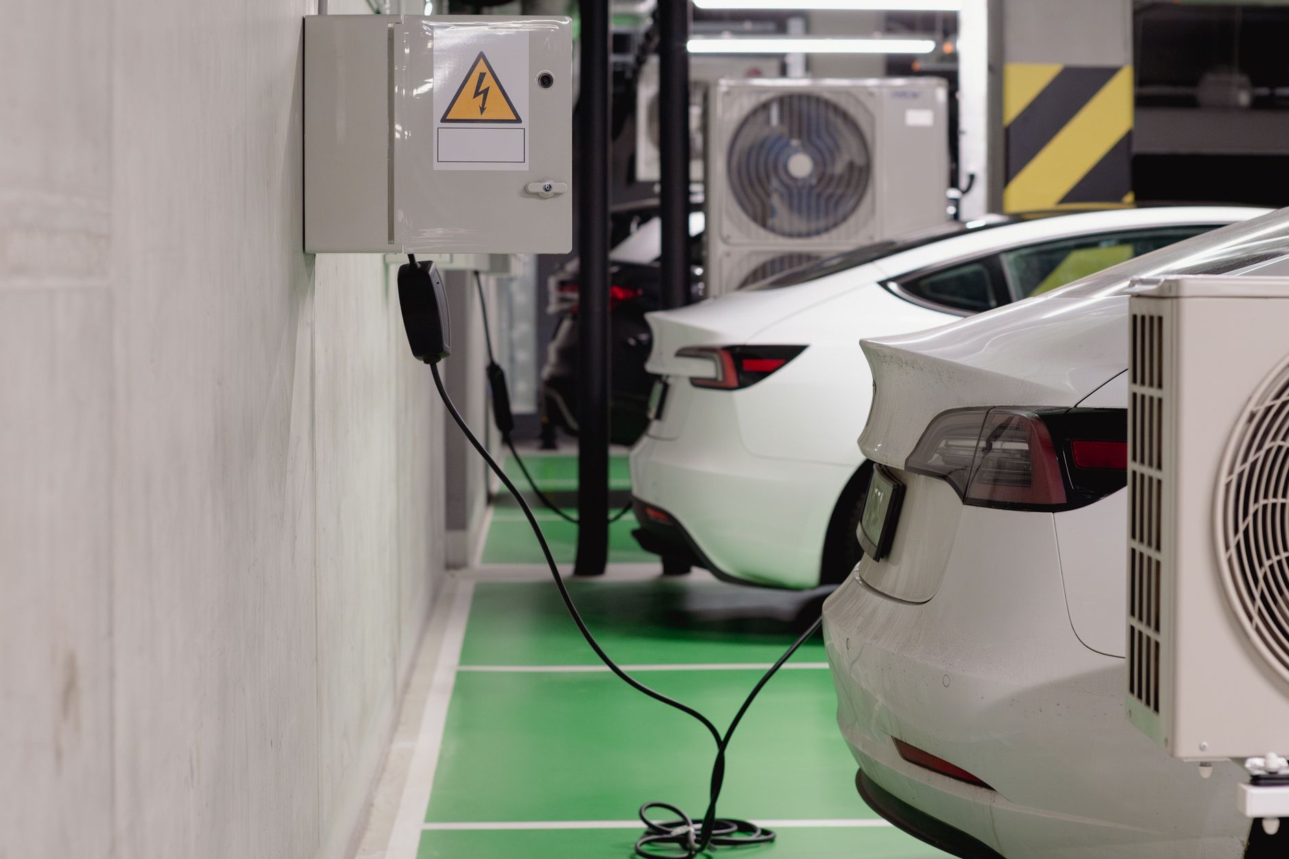 Borne de recharge installée dans un parking souterrain
