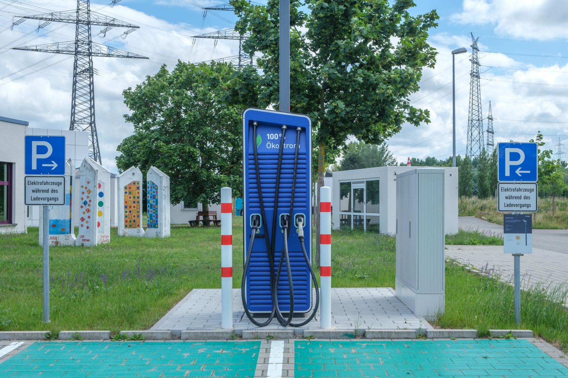 Borne de recharge électrique installée dans un parking privé