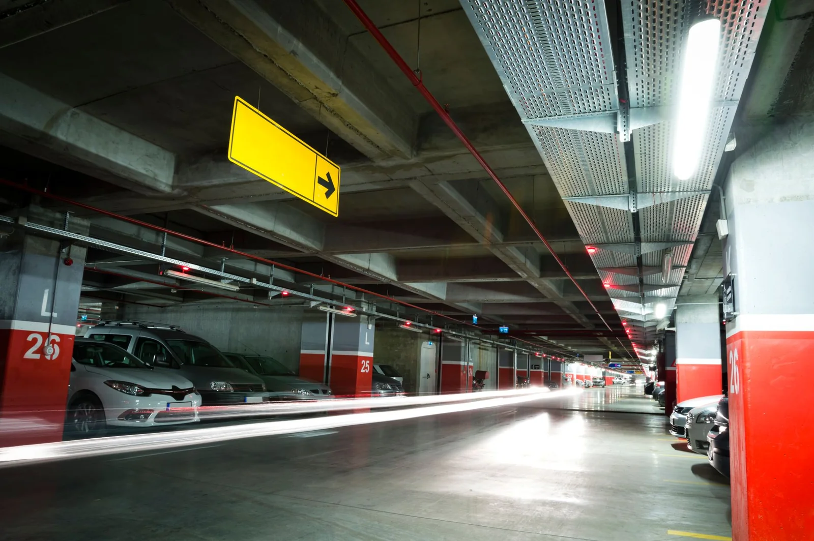 Box fermés en sous-sol de résidence avec éclairage LED