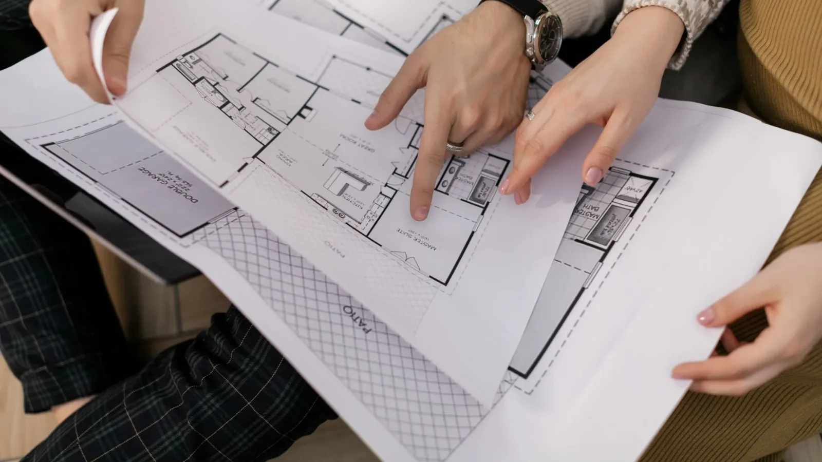 Architecte étudiant les plans thermiques d'une maison neuve