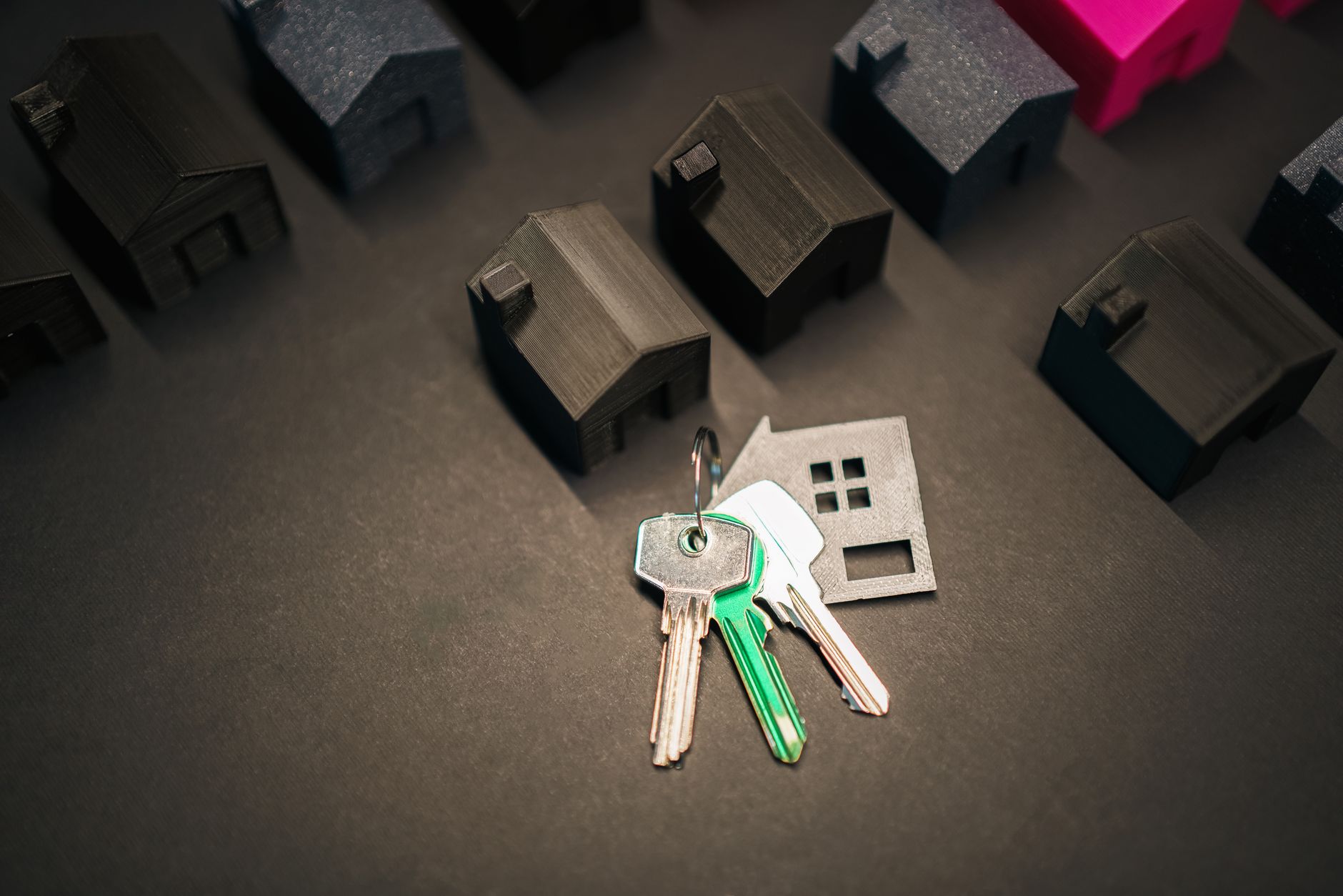 Clés de parking posées sur un contrat d'investissement immobilier