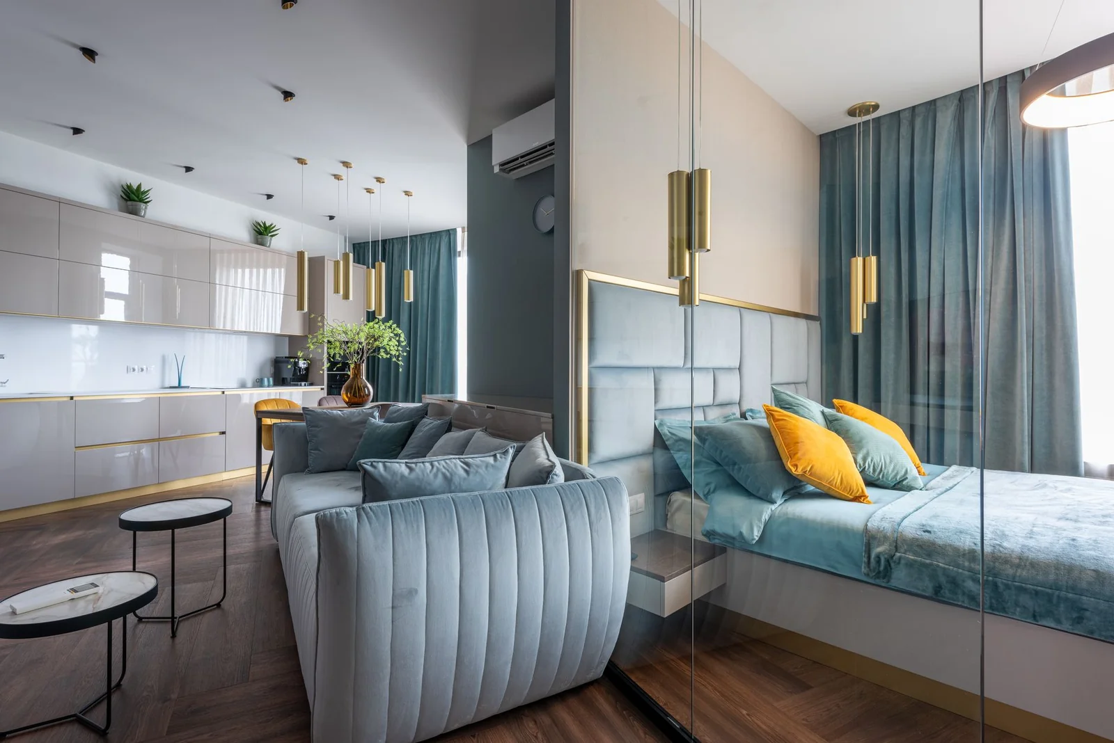 Salon meublé prêt à la location avec canapé, table et décoration neutre