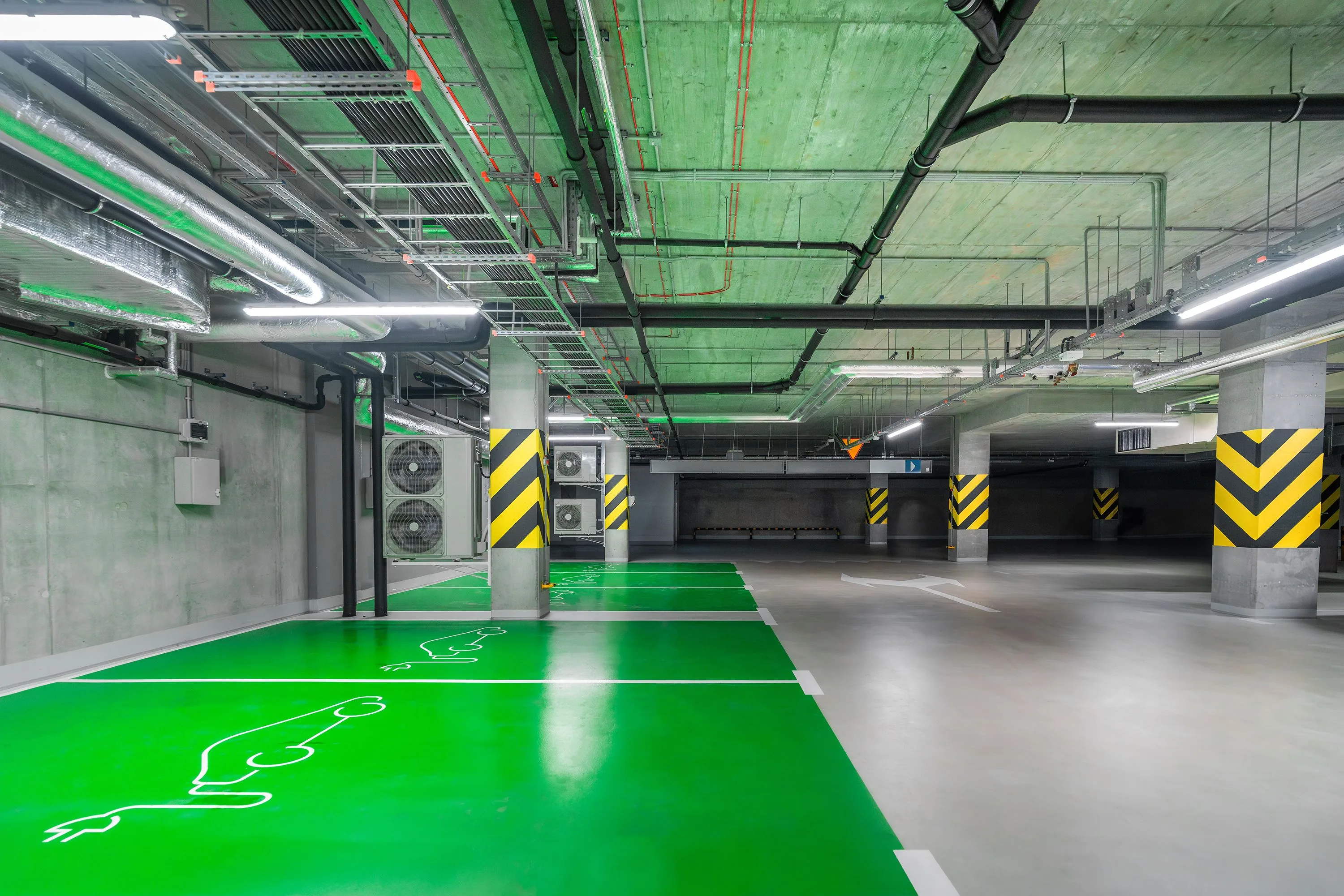 Places de stationnement réservées à la recharge électrique dans un parking souterrain