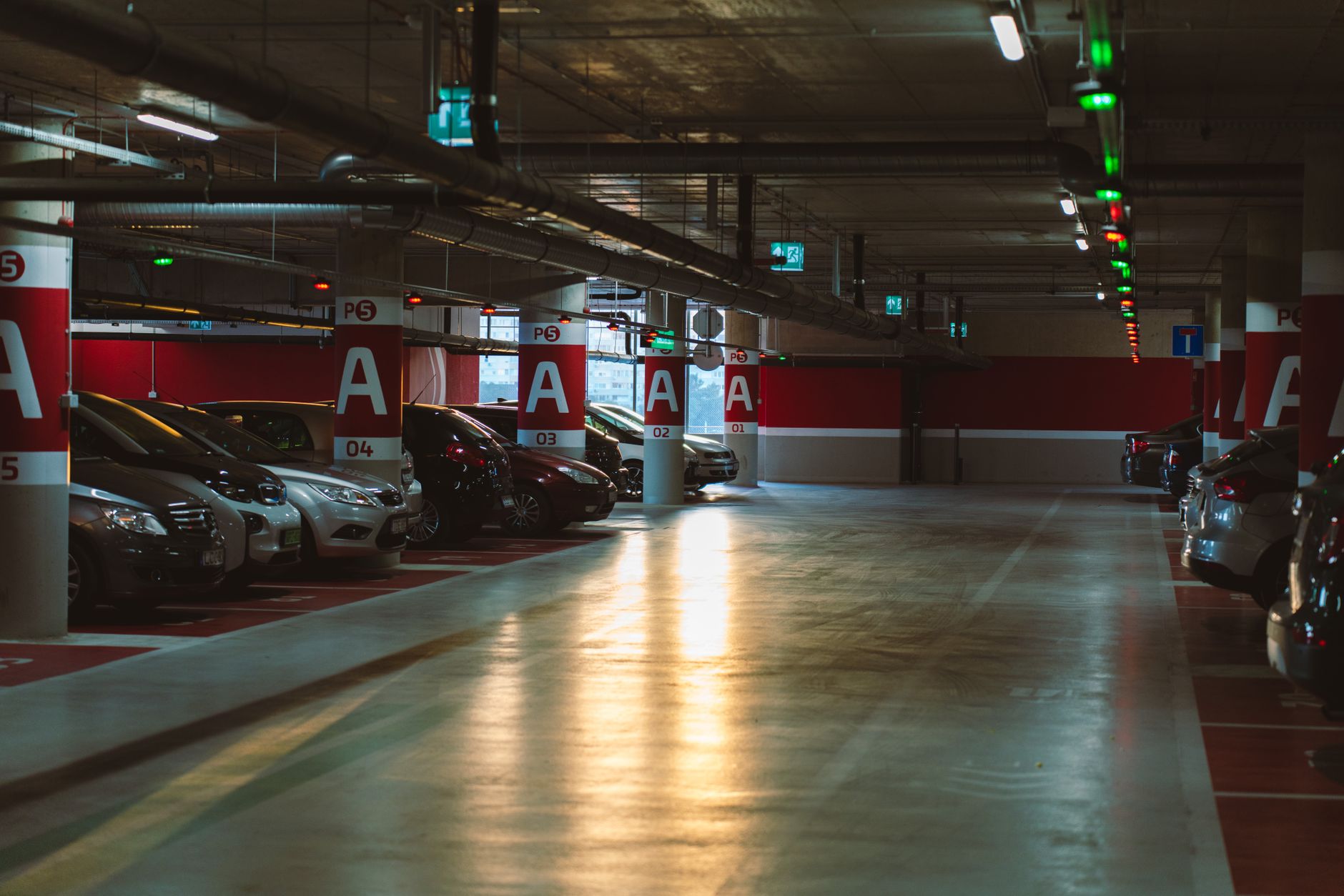 Entrée d'un parking souterrain avec places de stationnement numérotées
